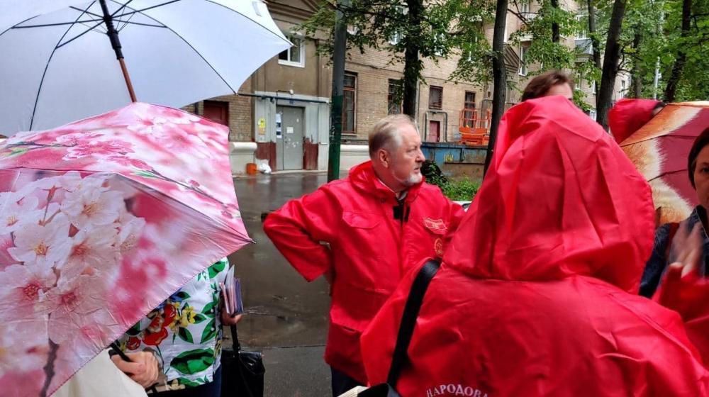 Москва. «Народная приемная» КПРФ в ВАО. Встречи в Измайлово: дождь, капремонты и локальная повестка