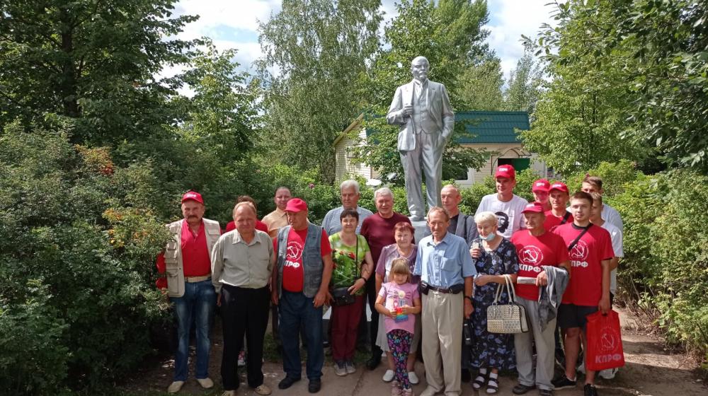 Костромские коммунисты подарили посёлку Вохме новый памятник Ленину