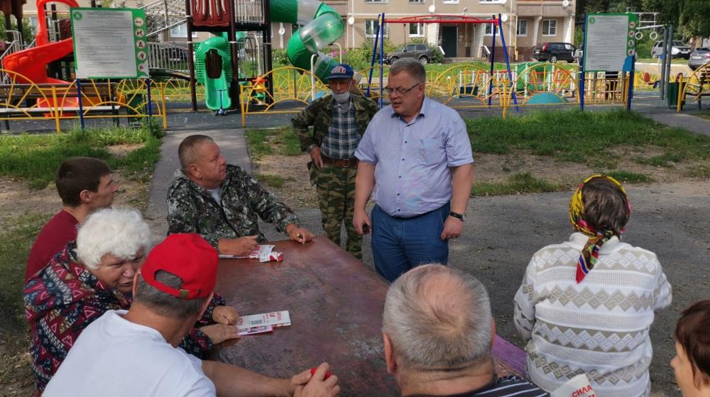 Московская область. Встреча депутата-коммуниста Александра Наумова с жителями посёлка Данки