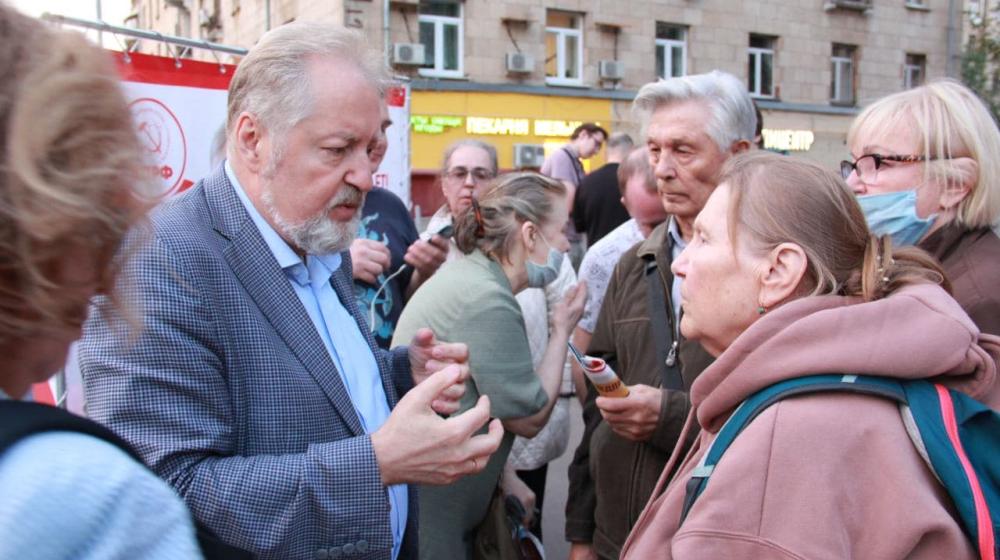 Москва. На "Первомайской" избиратели кричат про пенсионный обман, непотребство и засилье рекламы на ТВ, рост цен