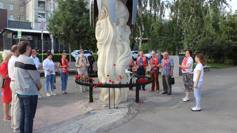 Волгоградские коммунисты почтили память жертв самой страшной бомбардировки Великой Отечественной войны