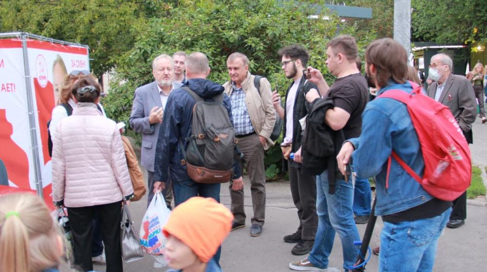 Москва. "Народная приемная" КПРФ в ВАО. Встречи на "Измайловской": поликлиника, судьба Измайловского леса, спортсекции для детей