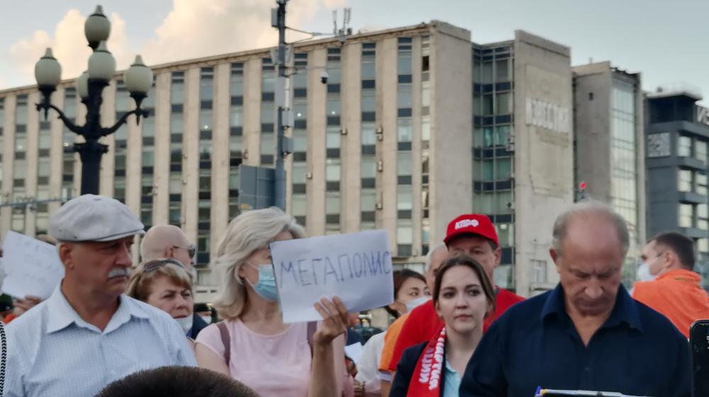Москва. Депутаты-коммунисты провели встречу с избирателями в Новопушкинском сквере