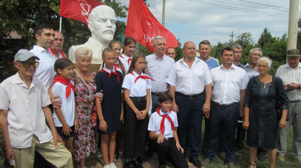 Краснодарский край. В поселке Афипском активисты КПРФ установили новый памятник В.И. Ленину