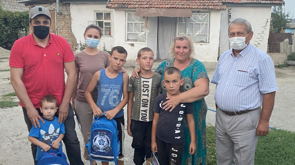 Депутат Госдумы Анатолий Бифов помог собрать детей в школу
