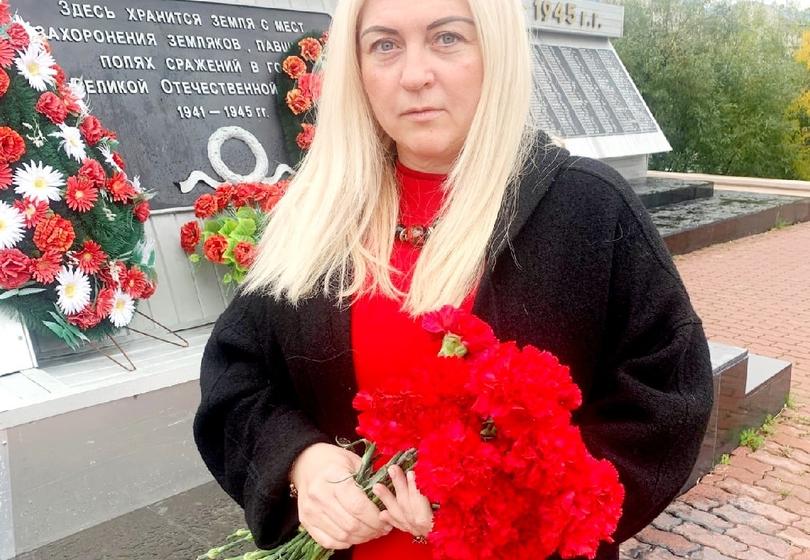 Ямало-Ненецкий автономный округ. Лидер местных коммунистов Елена Кукушкина возложила цветы к Вечному огню в честь 76-ой годовщины окончания Второй мировой войны