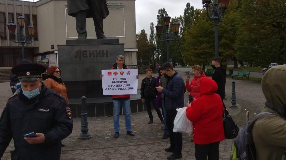 В Калининградской области прошла серия одиночных пикетов КПРФ против электронного голосования и грязных выборов.