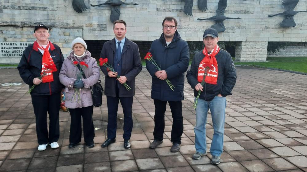 Ленинградские коммунисты возложили цветы по случаю 76-й годовщины завершения Второй Мировой войны