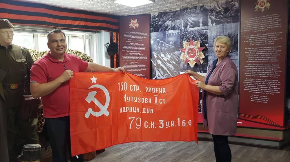 Амурская область. Роман Кобызов вручил краеведческому музею города Зеи копию Знамени Победы в честь Дня Победы советского народа над милитаристской Японией