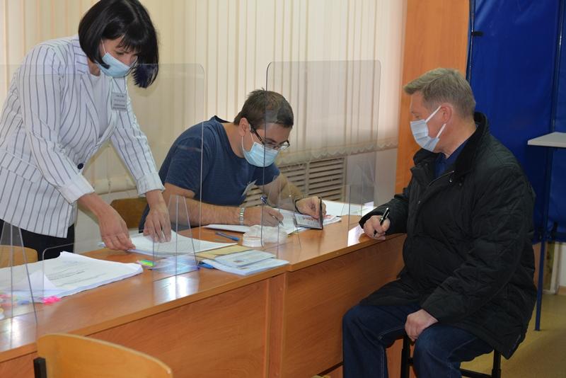 Мэр Новосибирска Анатолий Локоть проголосовал на выборах в Госдуму
