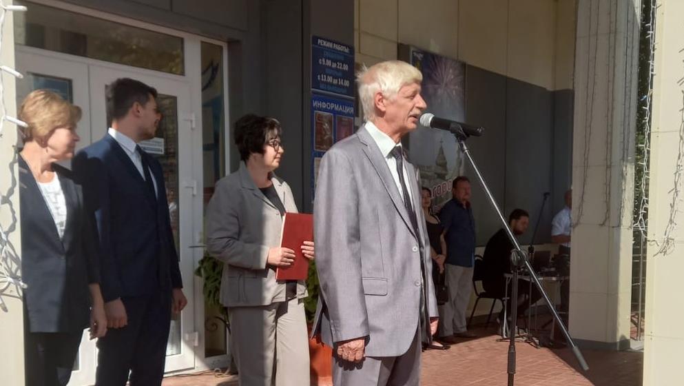 Секретарь Белгородского обкома КПРФ Валерий Шевляков поздравил учащихся, родителей, педагогов с началом учебного года
