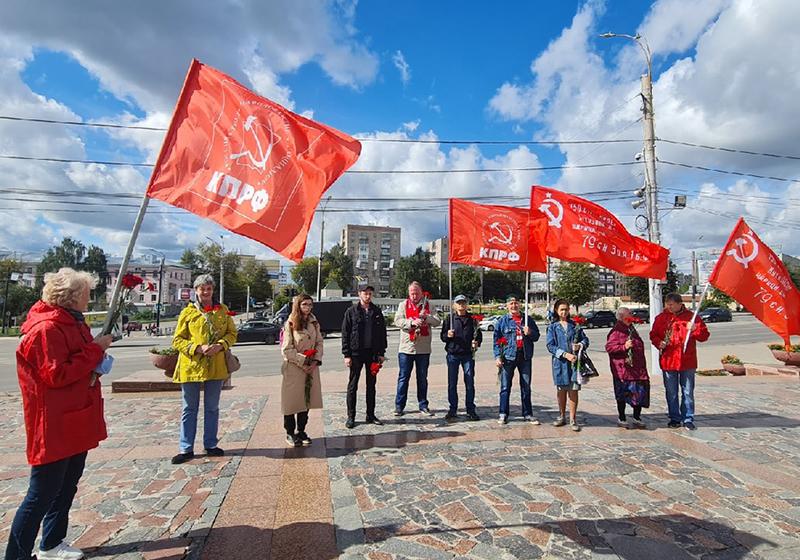 Коммунисты города Иваново возложили цветы в день окончания 2-й мировой войны
