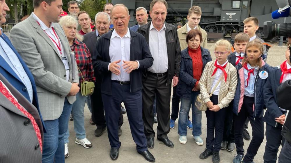 Московская область. Начался визит Г.А. Зюганова в Музей техники Вадима Задорожного