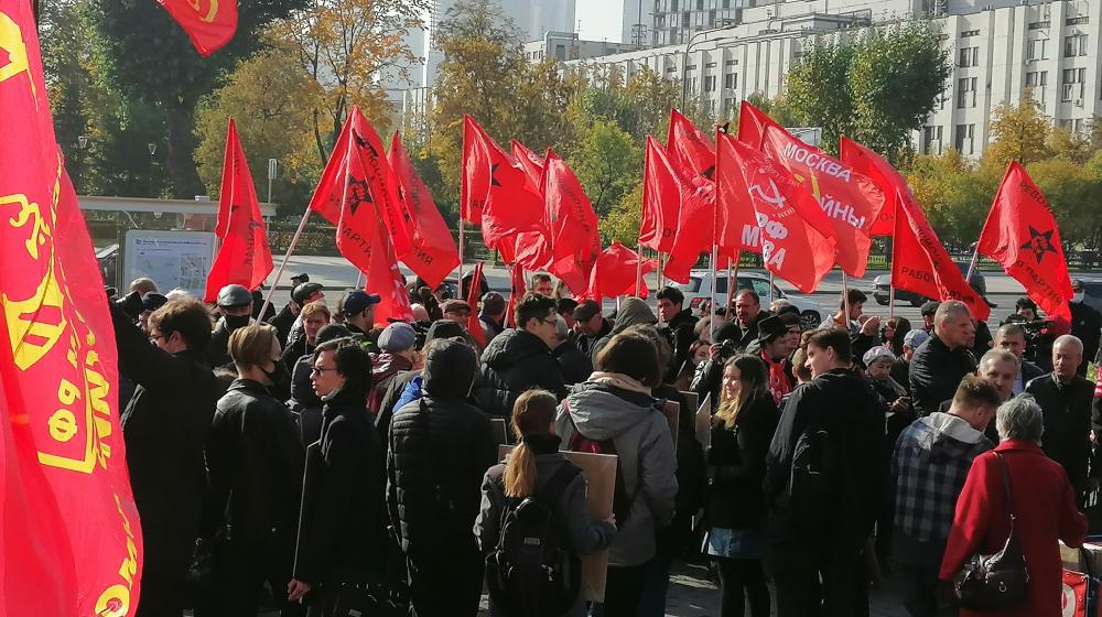 Москва. Пепел павших на тех баррикадах пусть всегда в нашем сердце стучит!