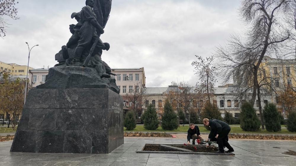 Саратовские комсомольцы возложили цветы к историческим памятникам, связанных с революцией