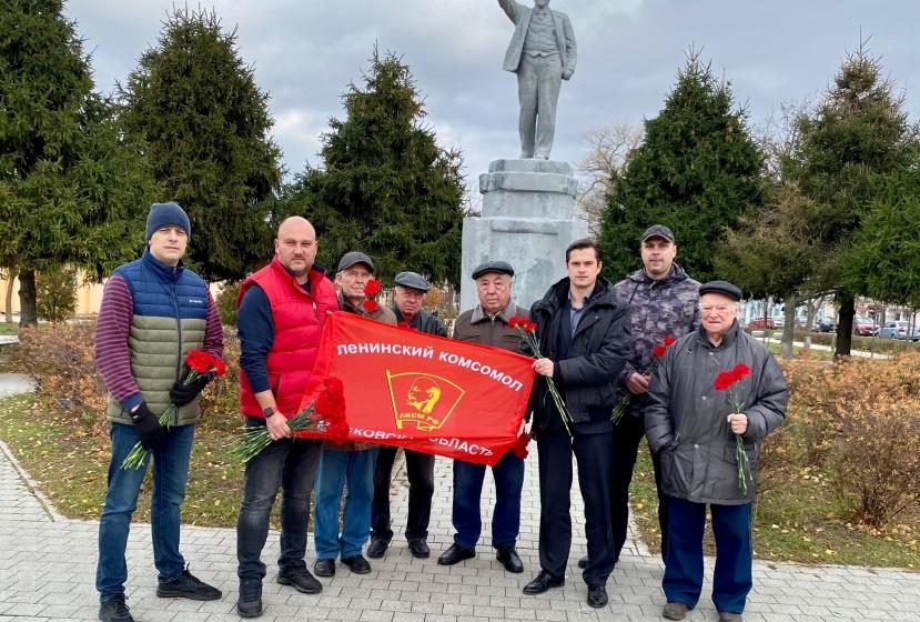 Подмосковные коммунисты отметили день ВЛКСМ: «В бой нас водил Корчагин, в космос Гагарин вёл»