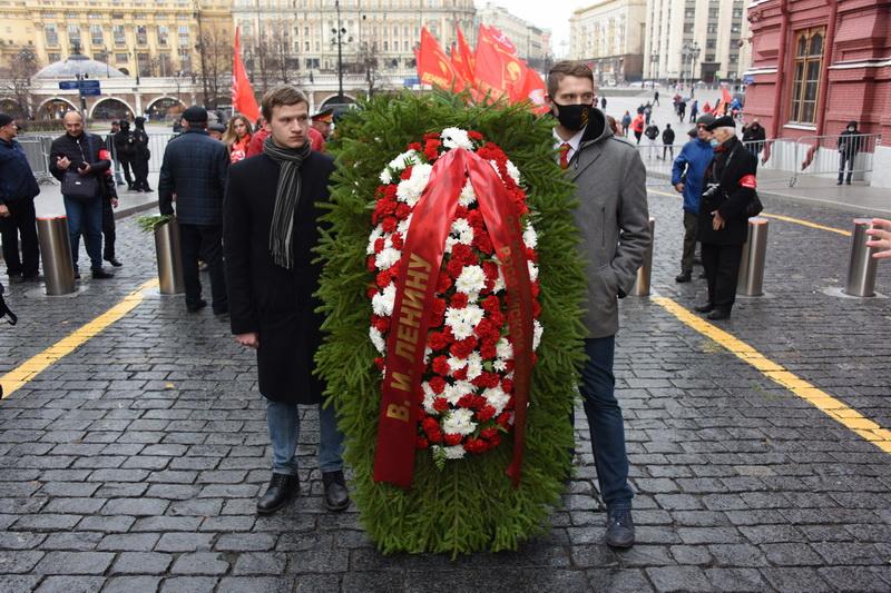 В честь 103-й годовщины со Дня рождения ВЛКСМ в Москве прошло возложение венков и цветов к Мавзолею В.И. Ленина на Красной площади