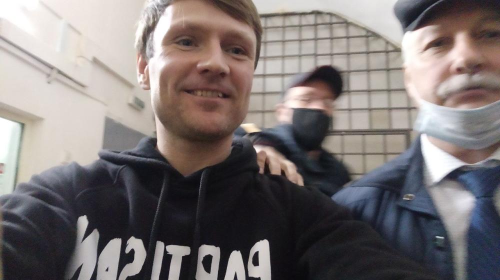 Глава протестного отдела МГК КПРФ написал о задержании в своем канале в Telegram. Позднее он сообщил, что его везут в ОВД по району Тверской