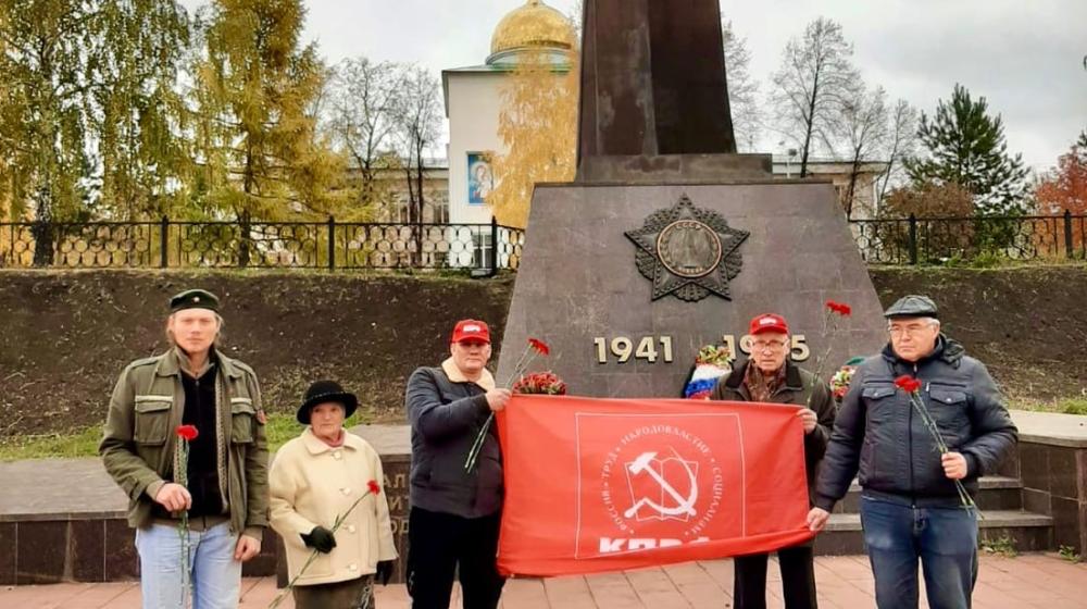 Свердловские коммунисты почтили память павших в трагических событиях «черного» октября 1993 г.