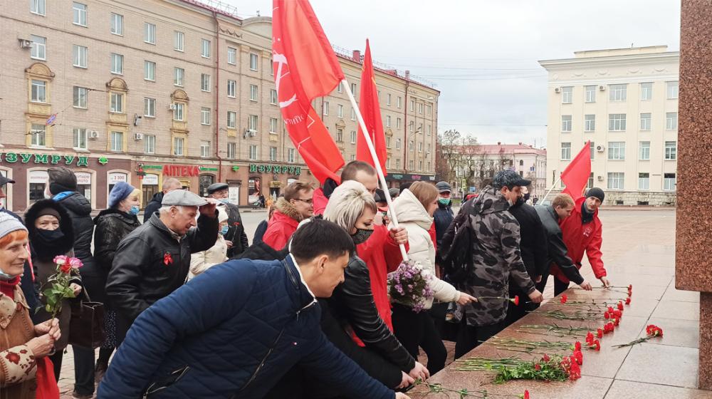 Коммунисты Брянской области отметили 104-летие Великого Октября