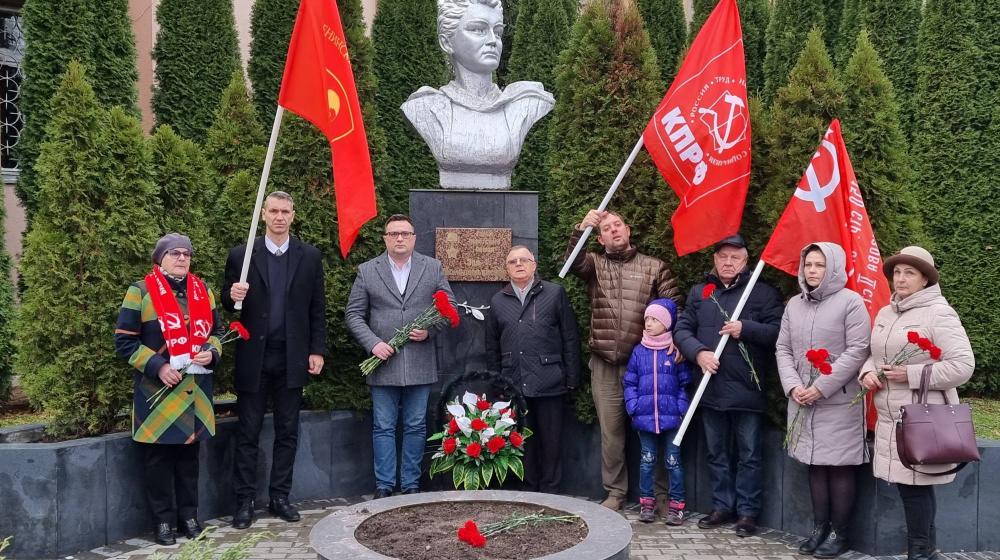 Коммунисты Калининградской области почтили память Зои Космодемьянской