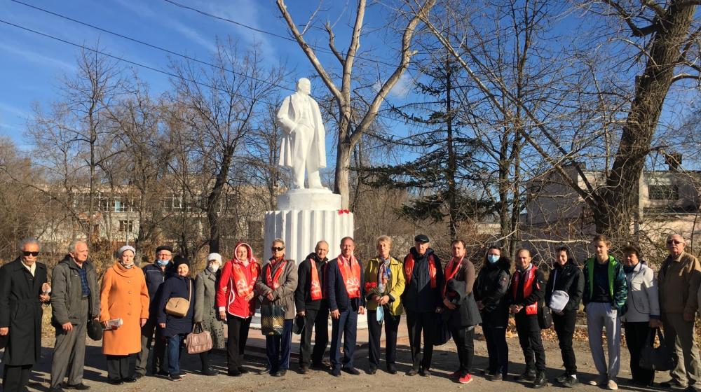 Коммунисты Волгограда отреставрировали старейший в городе памятник В.И. Ленину