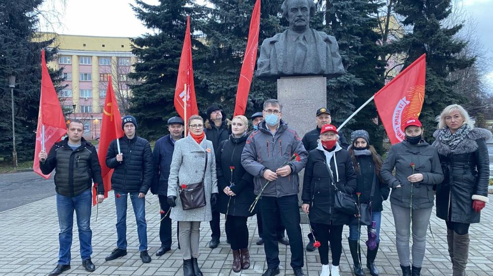 Ярославцы встретили годовщину Великого Октября 104-я залпами салюта!