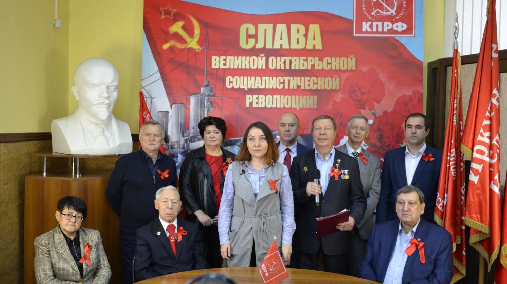 Коммунисты Приангарья отметили годовщину Революции онлайн-митингом и возложением цветов