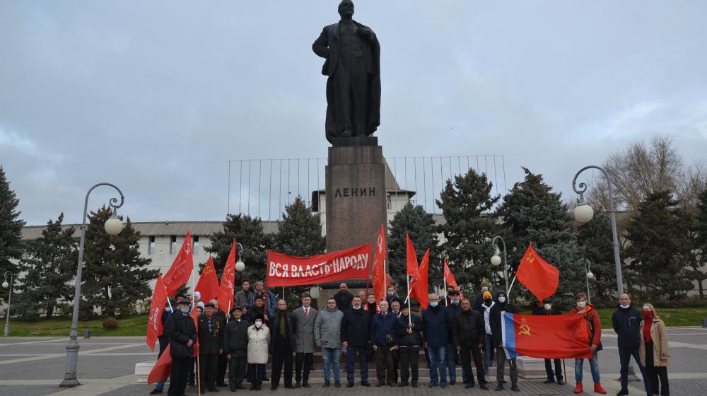 Астраханские коммунисты достойно встречают 104-ю годовщину Великого Октября