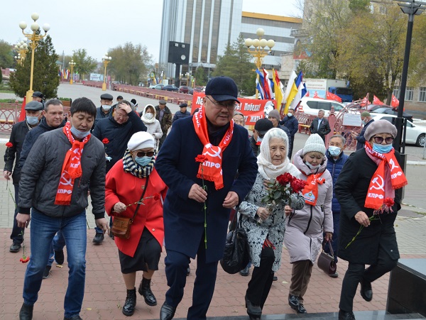 Коммунисты Калмыкии отмечают День Великой Октябрьской социалистической революции