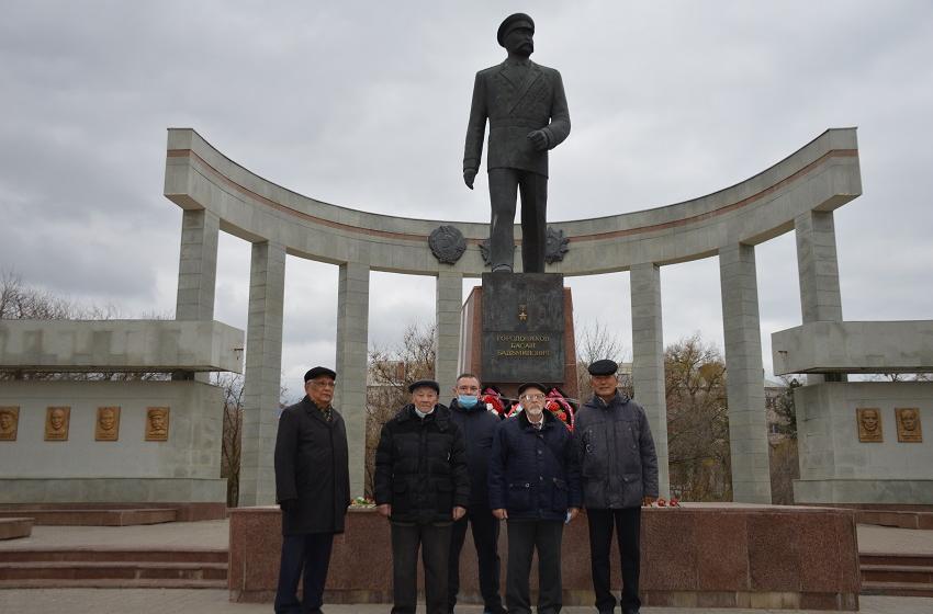 Коммунисты Калмыкии почтили память Героя Советского Союза  Басана Городовикова