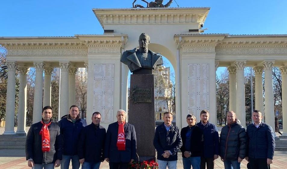 Краснодар. Активисты КПРФ отметили 125-й день рождения Маршала Победы