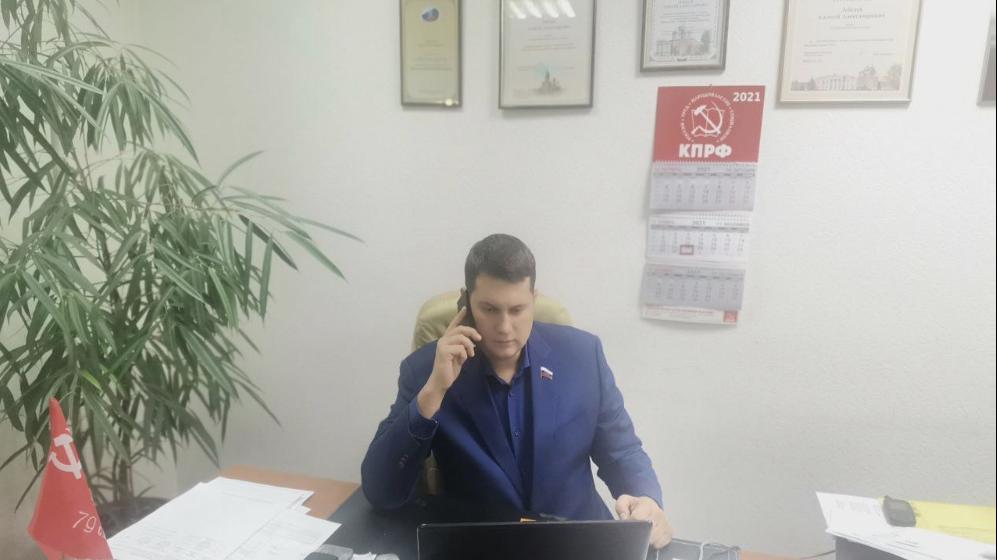 Тула. Депутат КПРФ Алексей Лебедев ведет прием граждан