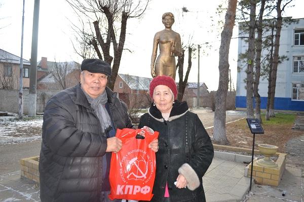 Калмыцкое республиканское отделение КПРФ подготовило традиционные подарки к Новому году для ветеранов партии и труда
