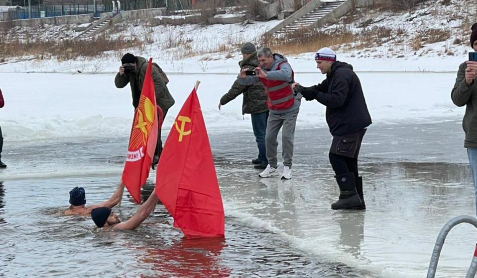 В Омске прошел заплыв под красными флагами
