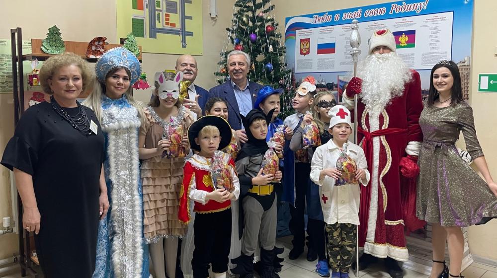 Краснодарский край. Коммунист-депутат Госдумы Н.И. Осадчий поздравил с новогодним праздником воспитанников белореченской коррекционной школы