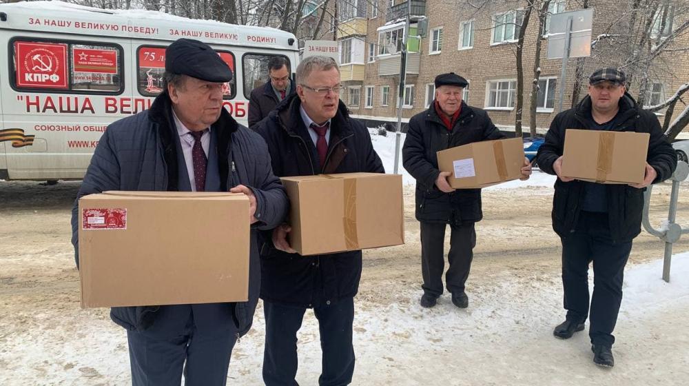 Московская область. Депутат-коммунист Александр Наумов поздравил с наступающим Новым годом дошколят в Ожерелье