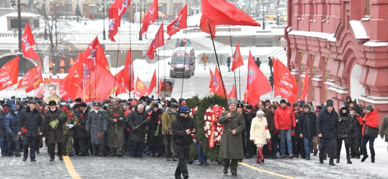 В день 142-й годовщины со дня рождения И.В. Сталина, состоялось возложение венков и цветов к  его могиле у Кремлевской стены и Мавзолею В.И. Ленина