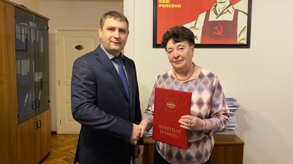 Тюменская область. КПРФ наградила учителя гимназии С.М. Ждана