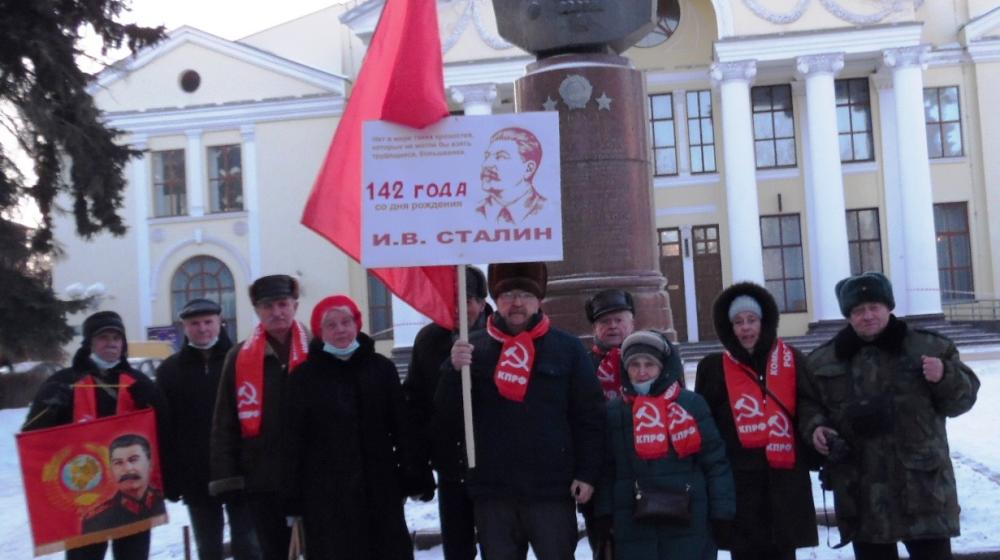 Псковские коммунисты почтили память И.В. Сталина и К.К. Рокоссовского