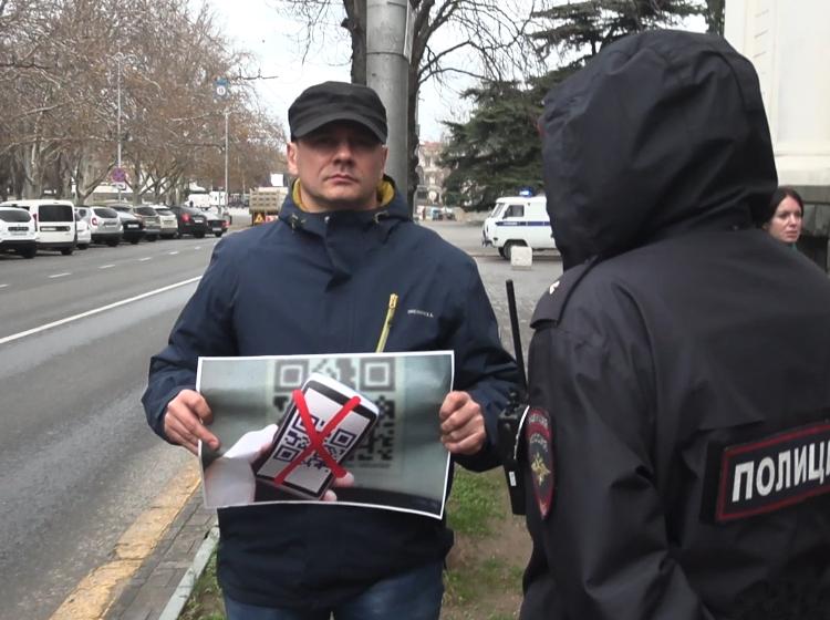 Беспредел в Севастополе: противозаконные задержания коммунистов за одиночные пикеты