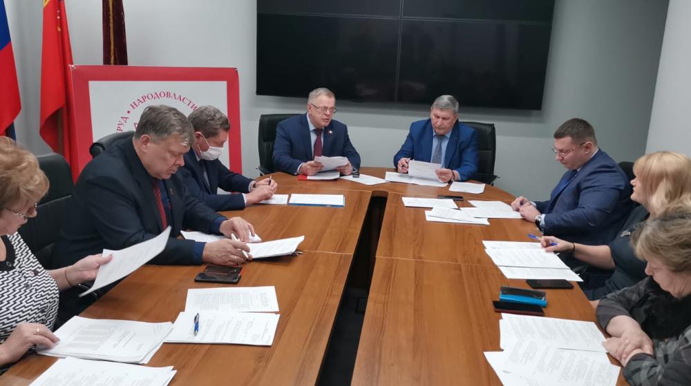 Фракция КПРФ в Мособлдуме проголосовала за экспертные советы по учебникам для вузов, провластное большинство выступило против