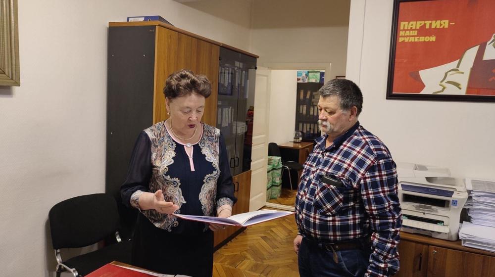Лидер тюменских коммунистов Т.Н. Казанцева наградила Благодарственным письмом рабочего Юрия Данканича
