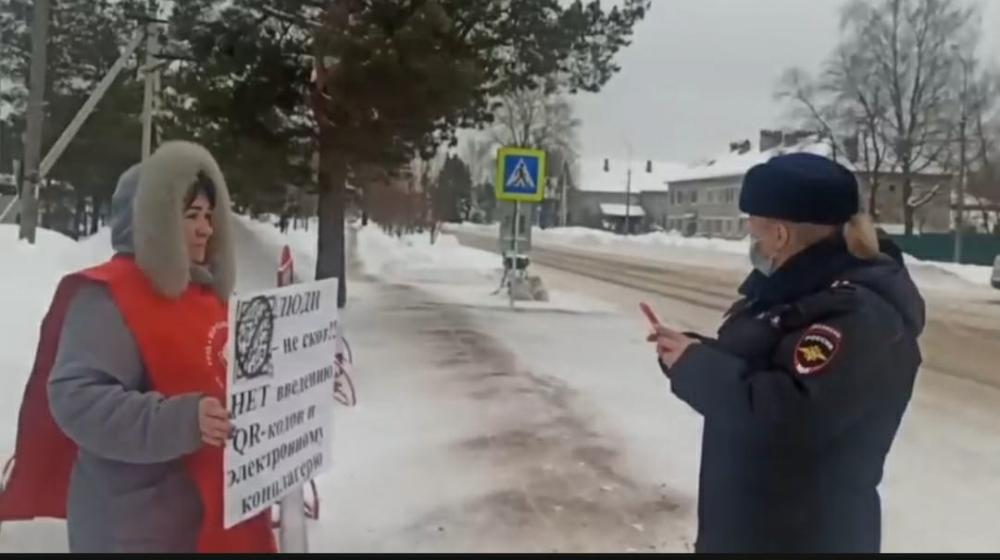 Новгородская область: Выездное заседание правительства региона коммунисты Хвойной встретили акциями протеста