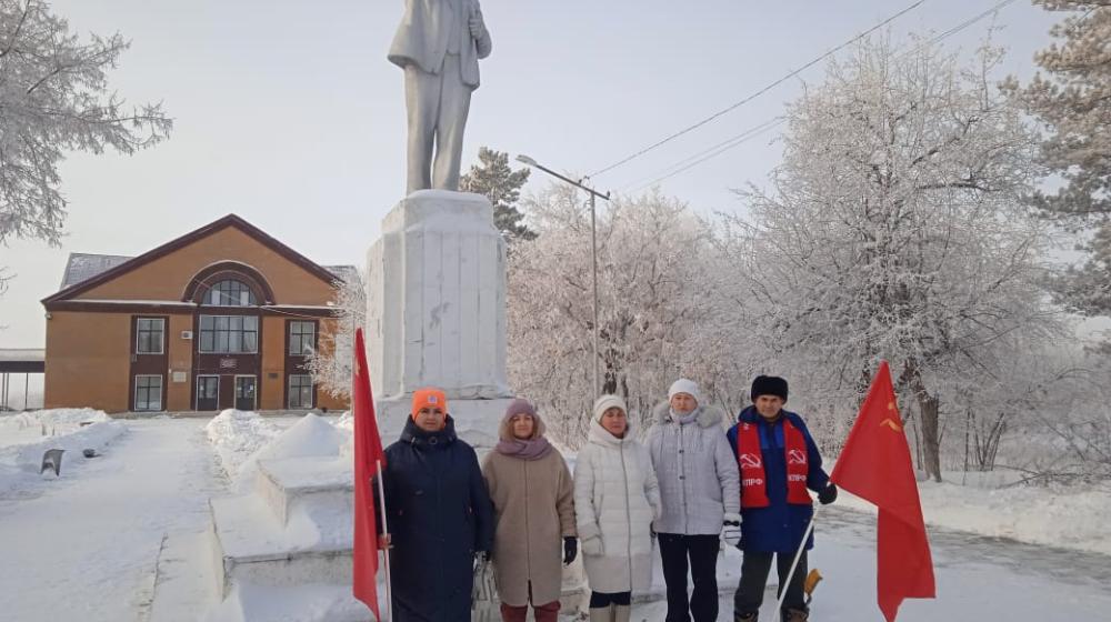 В Омской области активисты КПРФ возложили венки и цветы к памятникам В.И. Ленину