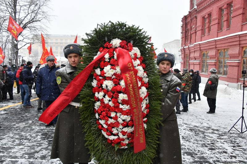 Возложение венков и цветов к Мавзолею на Красной площади