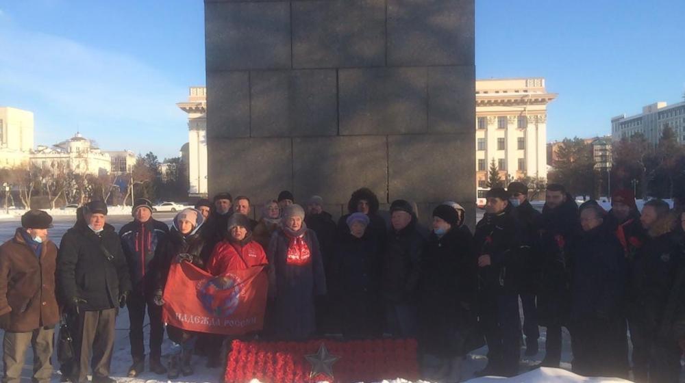 Тюменские коммунисты возложили цветы и венок к памятнику Владимиру Ильичу Ленину