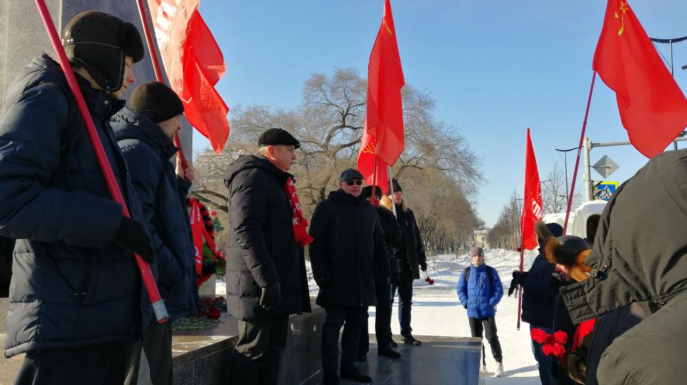 Полицейские окрики не помешали коммунистам провести традиционное возложение цветов к памятнику Ленина в Благовещенске