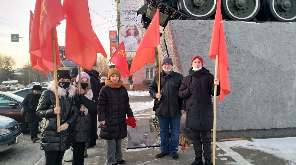 Коммунисты и комсомольцы Забайкалья возложили цветы к памятнику танковой колонны «Комсомолец Забайкалья»