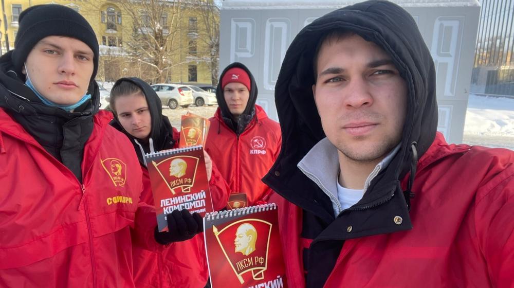 Самарские комсомольцы поздравили учащихся с Днем студента